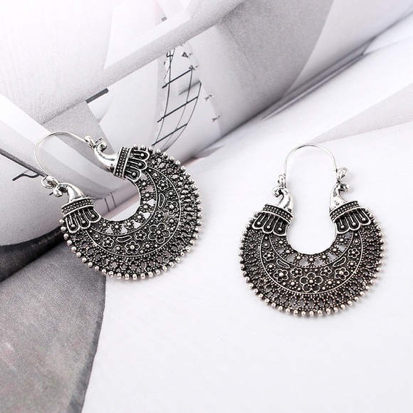 2/$20!  Antiqued Silver Flower Boho Earrings - Picture 2 of 8
